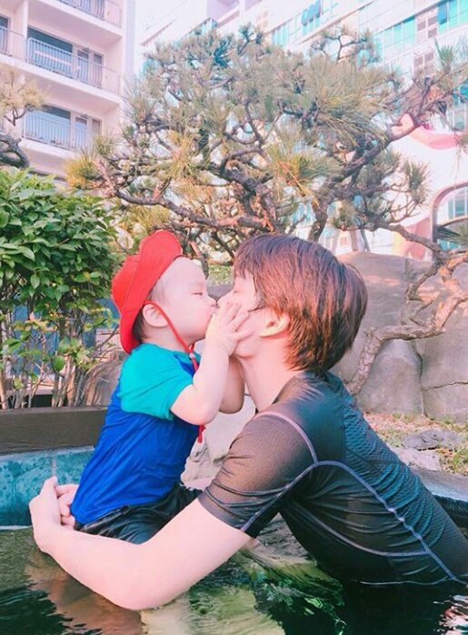 mdzlhcy_'s tweet image. เนี่ย จงอินก็จะน่ารักแบบนี้อ่ะ เป็นคุณอาคนนึงที่รักหลานมาก ฮือ ดูออกเลยว่าจงอินเอ็นดูหลานแค่ไหนอ่ะ หมีน่ารัก ㅠㅠ