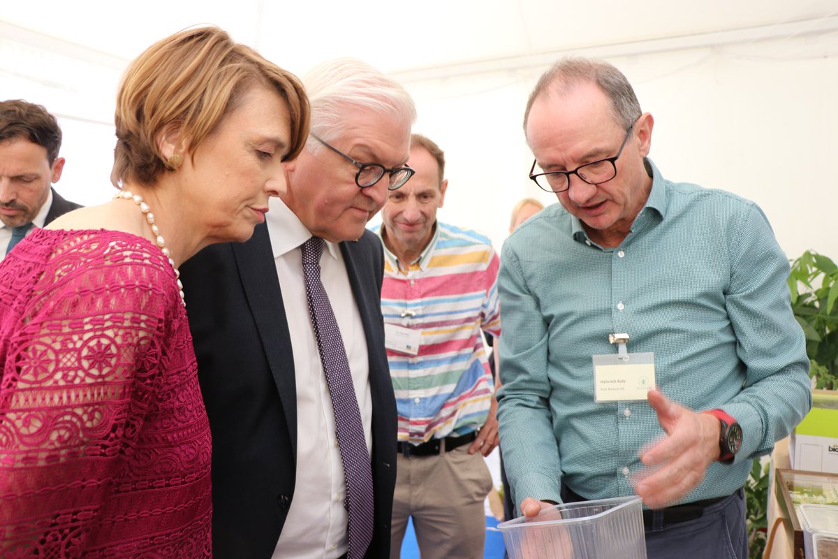 vergangenes Wochenende: wir präsentierten Insekten, Herr #Bundespräsident #Steinmeier zeigte Interesse! <a href="/UniBonn/">Rheinische Friedrich-Wilhelms-Universität Bonn</a>, danke für die EInladung. #insects #insectswetrust