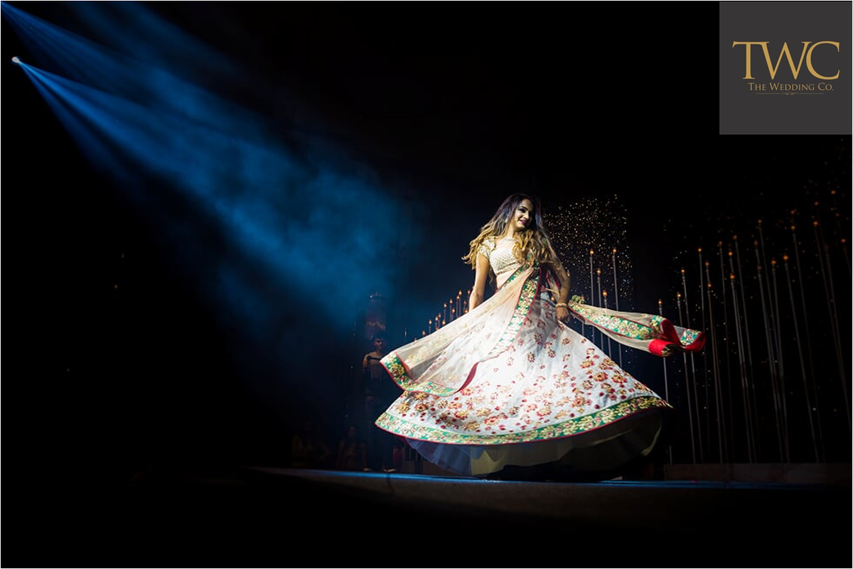 TheWeddingCo_In's tweet photo. Can't have anything go wrong as the bride steps on the stage for her performance for her Sangeet can we!??? #twctips #twcbrides #twcbride #bride #bridetobe #weddingplanner #weddingdecorations #weddingphotography #dance #bridedance #sangeet https://t.co/dZsIi2FbO4