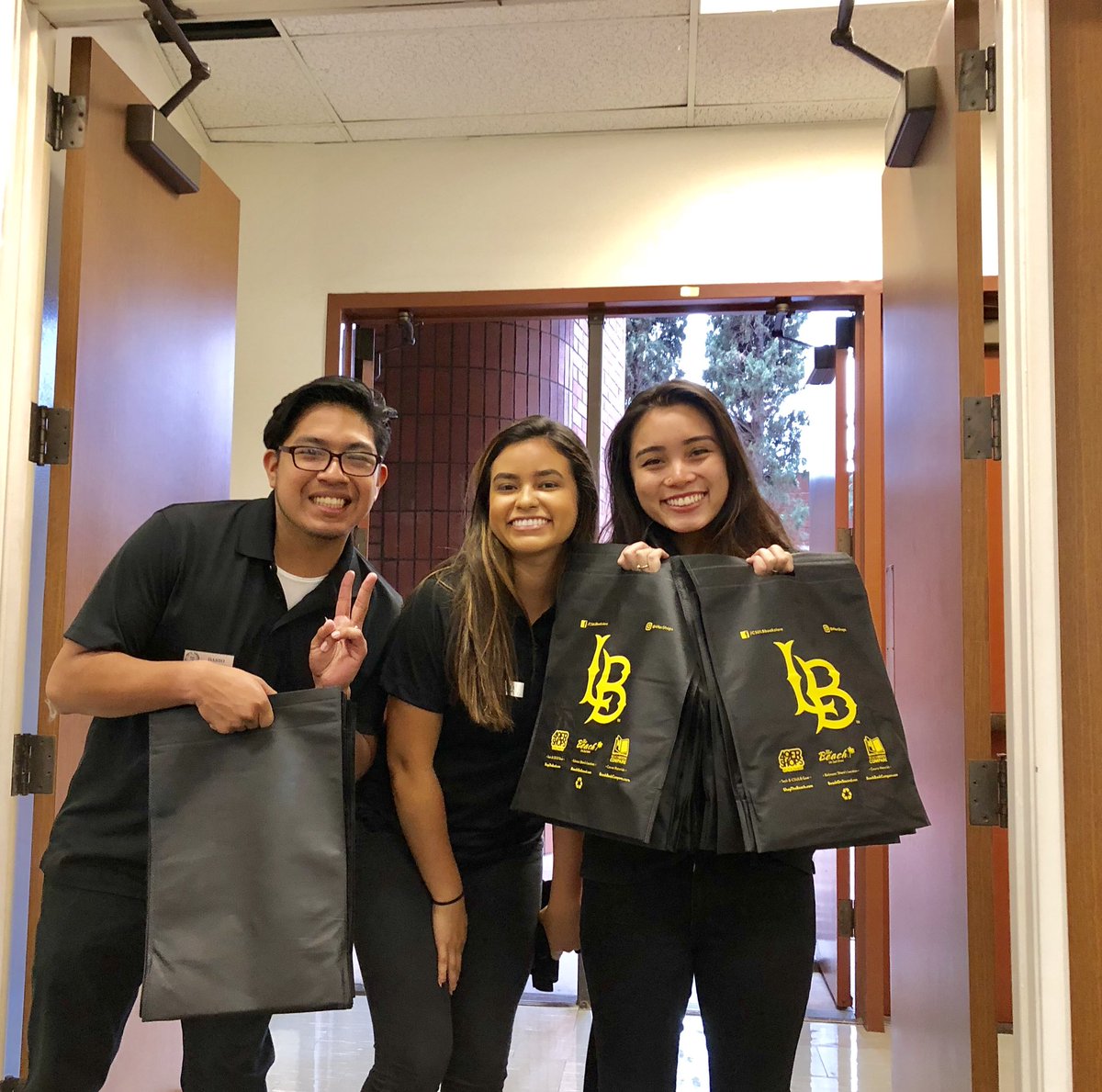 PresConoley's tweet image. Students are an integral part of our @LB_soar orientation team. They are a big part of the reason @CSULB is #MyTopCollege! #GoBeach