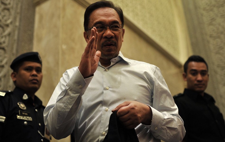 NewsBFM's tweet image. DS Anwar Ibrahim told Astro Awani the seizure of items valued over RM1bil from properties linked to former PM DS Najib Razak shows politicians must make asset declarations a mandatory exercise.

"If not scrutinised it will happen again &amp;amp; its against their oath of office, " -DSAI