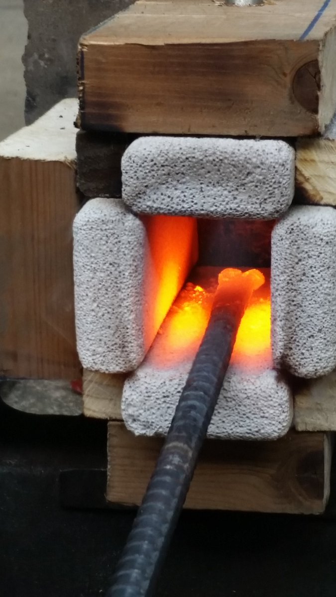 鍛冶屋モドキ 鍛造やってみたいけど場所も無いし金も掛けたくないというあなた そんなあなたにはほぼ100円ショップで売っている物でつくったガス炉の本体と理科室のバーナーでつくったこちらはいかがでしょうか T Co Aocmmzyvi7 Twitter