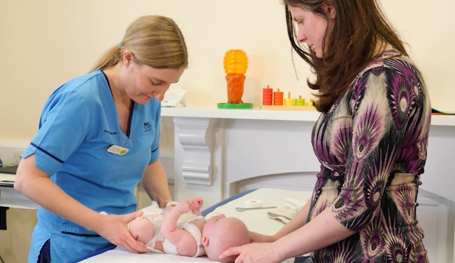 WWCIHcharity's tweet image. BRAND NEW VIDEO: Little Abbey has a hip check and is treated for hip  dysplasia with a hip harness. Babies born breech or with a family history often get this check. See video:  
youtu.be/twb_JeuWEug #hospital #hipcheck #hipdysplasia