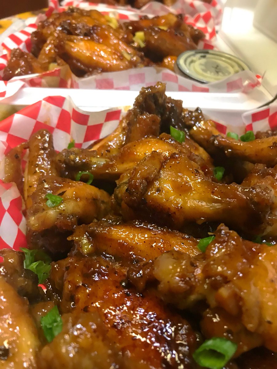 cwWingSauce's tweet photo. 🎵🎶There Ain’t no Party like a Chicken Wing Party!!!!!.... THE SAUSE! THE SAUCE!...THE SAUCE IS ON FIRE🔥.......#calypsowingssauce #foodie #foodbeast #foodtrends #foodblogger #foodiechats #foodnetwork #sauce #wings @kyvan82 @kyvanfoodservice @foodiechats @foodbeast https://t.co/OBBrg7tyRs