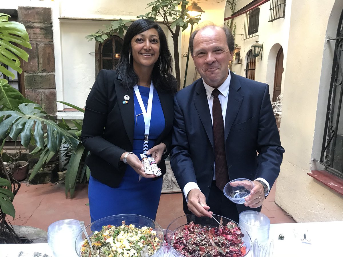 CTillekaerts's tweet photo. Wervelende presentatie van @chalocompany en @GitaVandenBoer topproducten met een prachtige story. @philippemuyters neemt de tasting in handen! @FlandersTrade #BEmissionARG https://t.co/CqMJjT56r7
