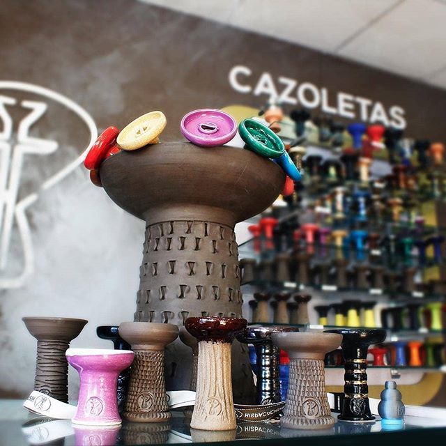 Cazoletas de barro rojo, blanco, negro y chamoteada en una amplia variedad de colores... cuál de nuestra gran gama de cazoletas te falta por probar?? 🔥🔝
Dinos cuál de ellas es tu favorita!! 🗣💨💨 #hispacachimba #cachimba #cachimbeo #cachimbeando #shisha #hookah #chicha #na…