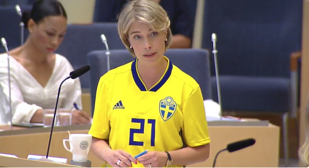 HugoSelling's tweet image. Ovärdigt och fåfängt uppträdande av ett statsråd i riksdagen.