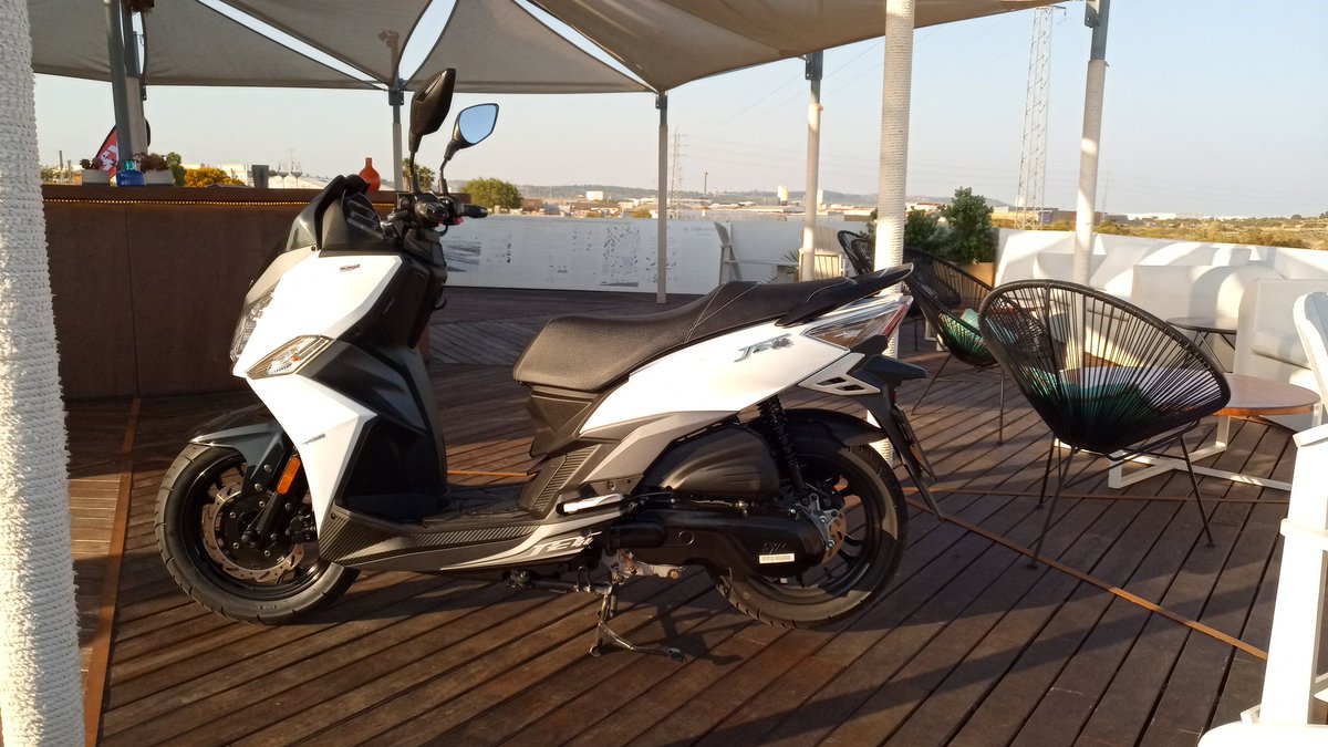 motosnet's tweet photo. Lo mejor para el verano es la refrigeración líquida y por eso @sym_espana nos presenta el nuevo #Jet14LC que ya está en los concesionarios... Incorpora además freno de disco trasero, doble amortiguador y una nueva pantalla de info... Su precio 2.799€. Desde #Cadiz @jimcf3 https://t.co/2yfig19WfD