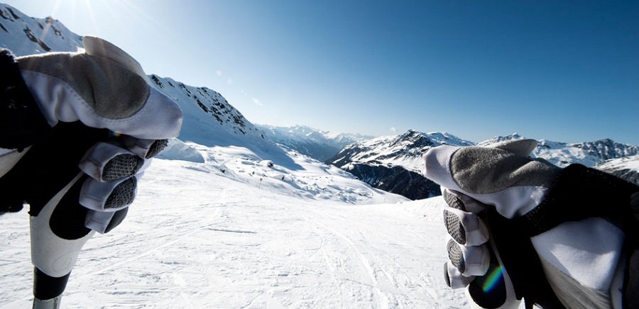 skiweekends's tweet image. Throwback to easier times when all we had to worry about was where we were #sendingit next 🗻⛷️