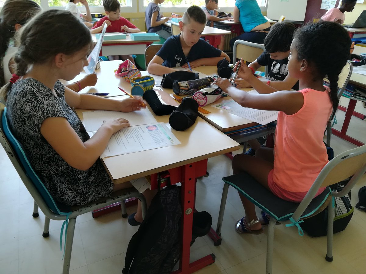 PetitsPrinces33's tweet photo. #bougetaclasse Le confort des chaises a été amélioré par des galettes (siège ou dossier), nous avons 3 ballons de plus (5 en tout) et des tapis de sol que nous avions utilisés pour de la relaxation. 2 tables collectives basses vont venir remplacer 10 bureaux pour l'an prochain. https://t.co/EEFhTpSaED