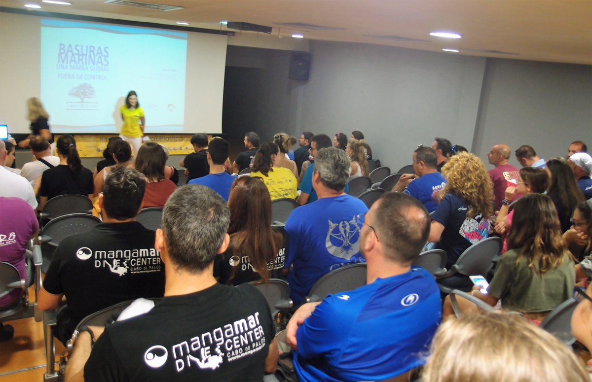 ambienteeuropeo's tweet photo. Presentación sobre #BasurasMarinas de la Asociación @ambienteeuropeo en el Centro de Interpretación de Cabo de Palos, Murcia. Agradecemos la coordinación de la Escuela de Buceo #Rivemar y la participación de @procabopalos #CabodePalosLibredePlastico #YoActuoContraElPlastico https://t.co/r9SKIiFpOI