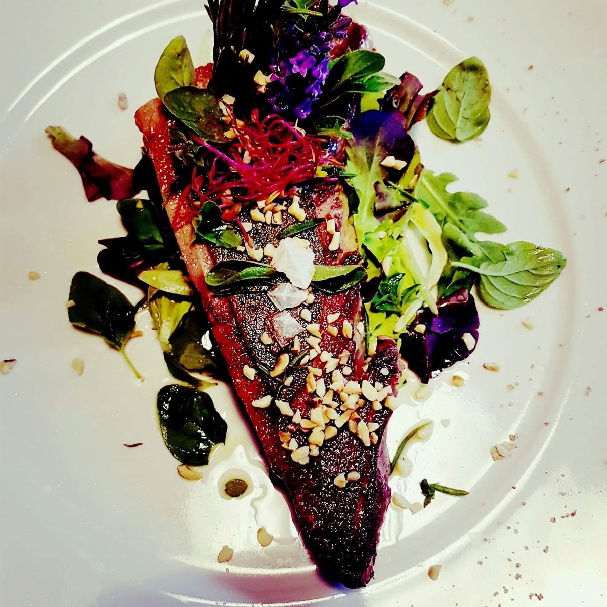Buon giorno dal ristorante la Terrazza a  Trevignano Romano in via Madrid 2 con :
Tonno rosso su battuto di erbe e pistacchi..
Per info e prenotazioni: 3348304096