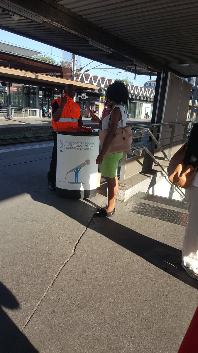 GaresArgenteuil's tweet photo. Ce matin, distribution entre 7h et 9h30 d'éventails pour votre confort pendant ces chaleurs d'été, et des flyers incivilités "interdit de fumer" aux fumeurs rencontrés quai B et C en gare d'Argenteuil... et malgré cela :
@LIGNEJ_SNCF
@EML_J_EST 
#interdictiondefumerdansnosgares https://t.co/JB4sAwfREG