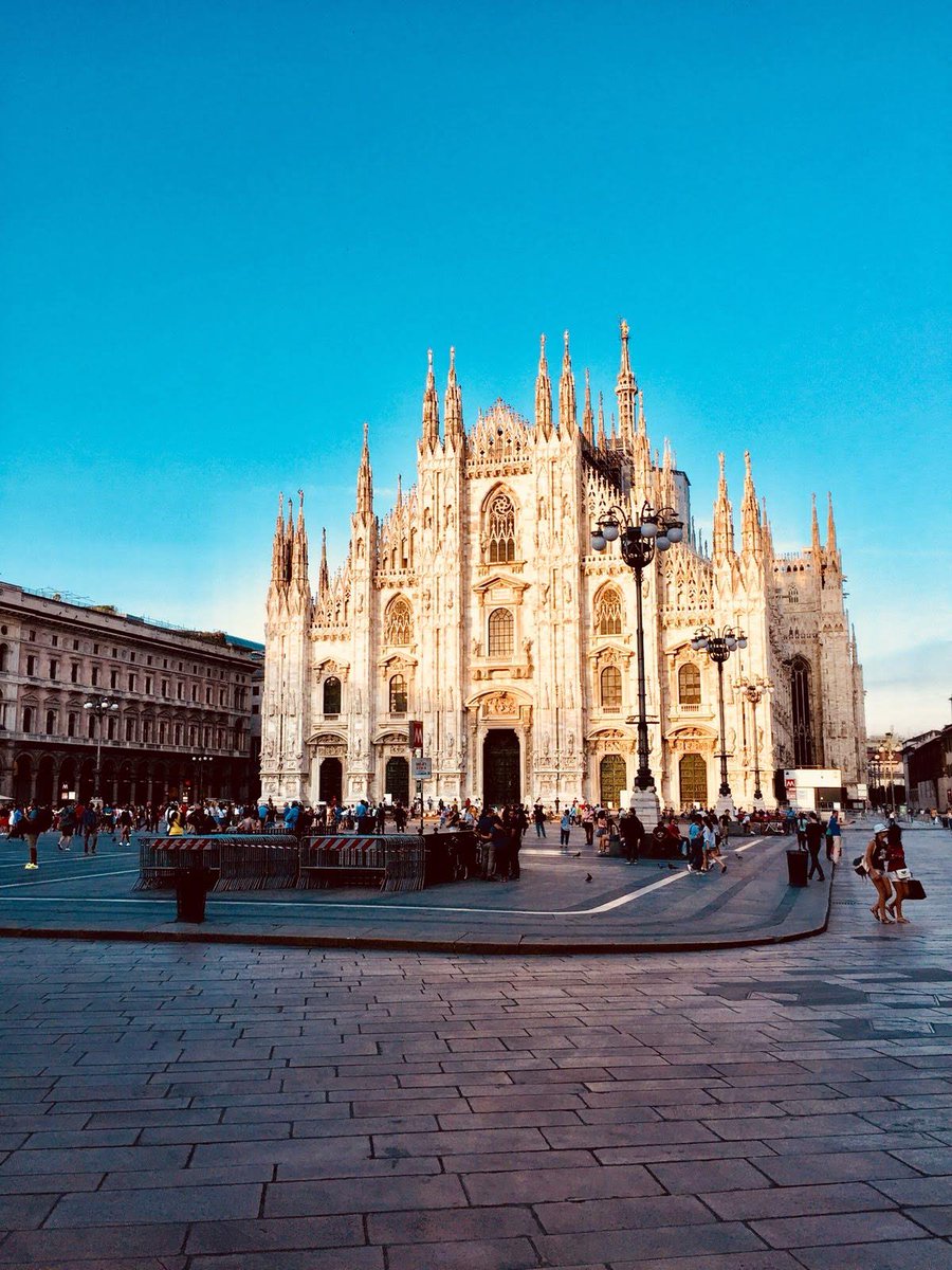 #BuonMercoledì dal @DuomodiMilano! ☀️🏦
#SummerinLombardia #Estate2018 #bluesky #Summerishere