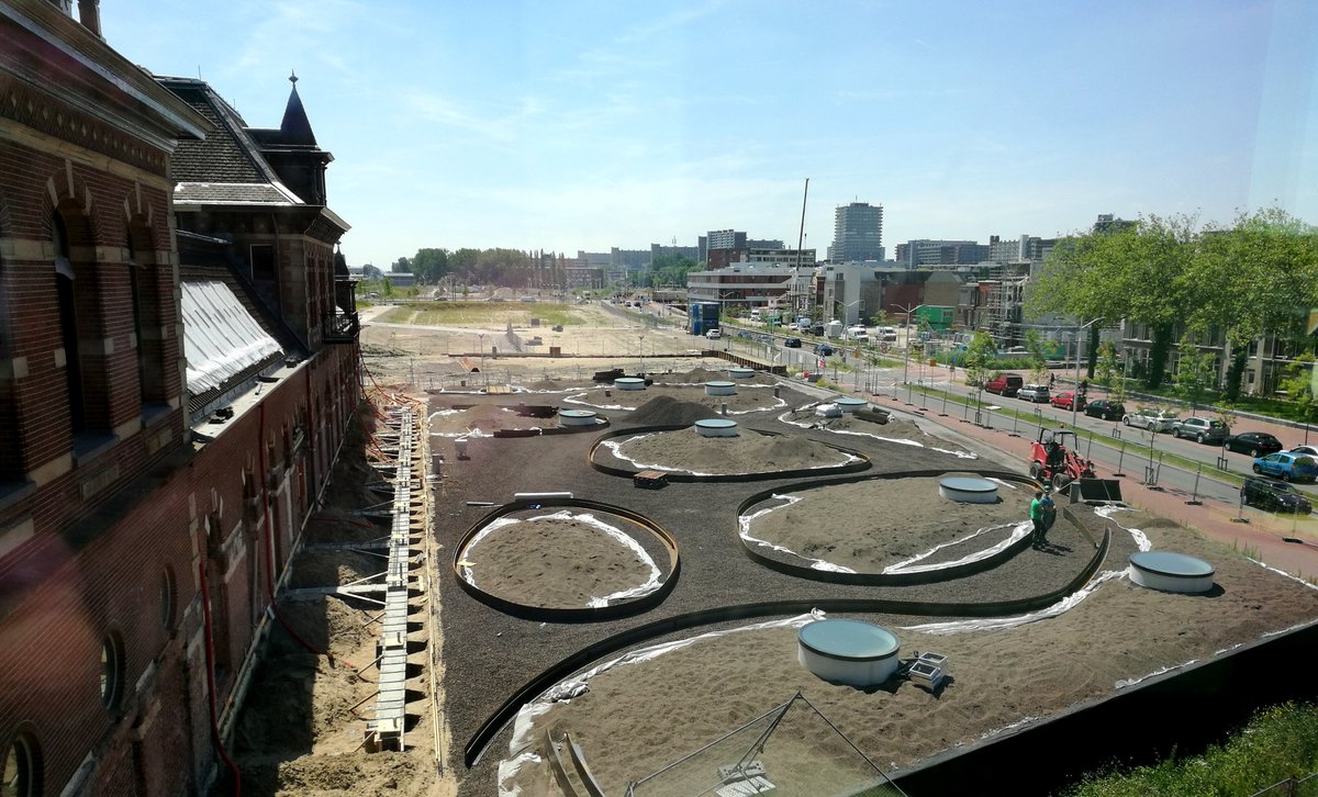 De contouren van Park Spoorloos worden steeds beter zichtbaar! Vorige week zijn de randen van de groenelementen geplaatst 🌳🌺 Nog een paar maandjes geduld...  #stationstuin #nieuwdelft