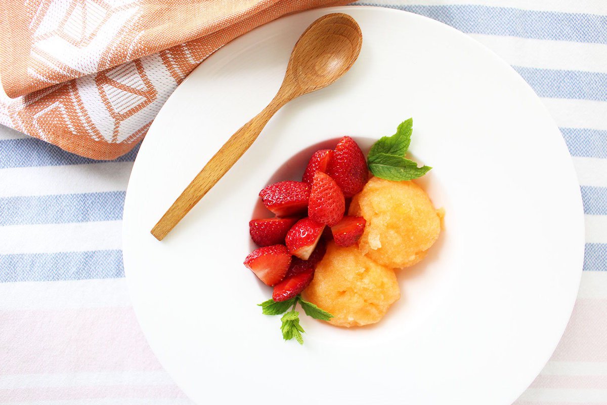 Getting through #HumpDay with some expert tips on ordering #gelato in #Italy &amp; my no churn gelato di melone (cantaloupe ice cream). Get the #recipe: ow.ly/Q8a830kGw4Z