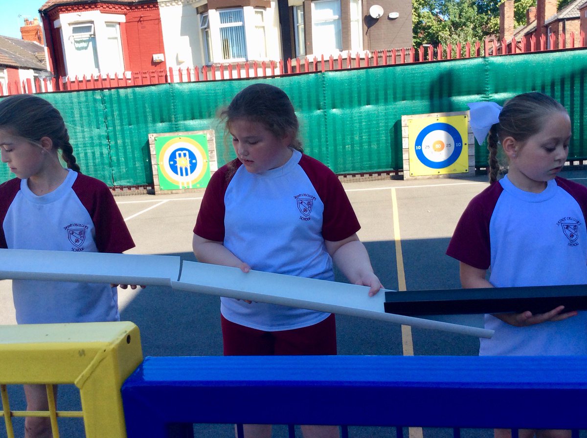 Y4StCecilias's tweet photo. Year 4 having fun with John, playing team building games! #SportsandHealthWeek https://t.co/OZkUh2MnpS