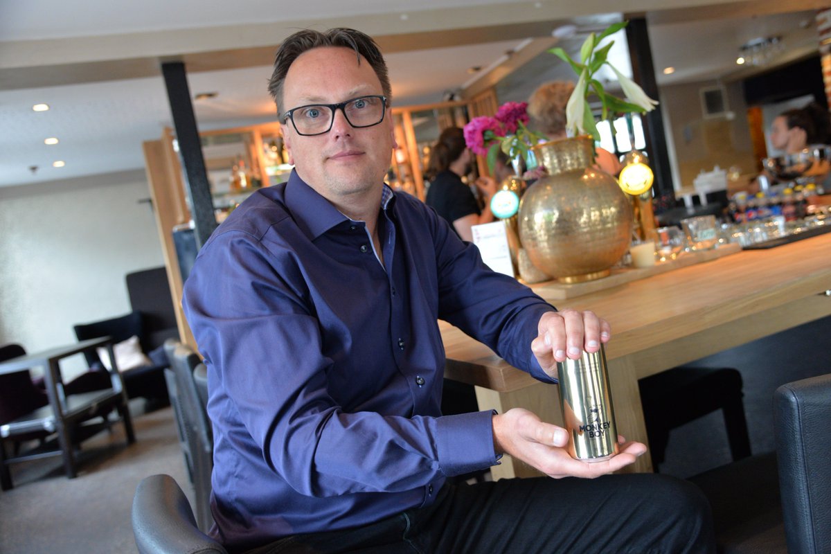 Tromøymannen Stig Rune Aasen tar opp kampen mot de store energidrikkgigantene. Neste uke lanserer han den lokalproduserte energidrikken "Monkey Boy". arendalstidende.no/nyheter/arenda…