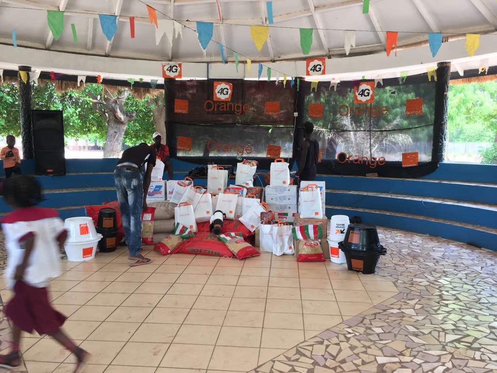 seydi_sarr's tweet photo. Solidarité de #OrangeBissau avec les enfants. Leurs sourires sont les plus forts encouragements à nos actions de responsabilité sociale d’entreprise. #RSE @GroupeSonatel https://t.co/tPsRFMDFym