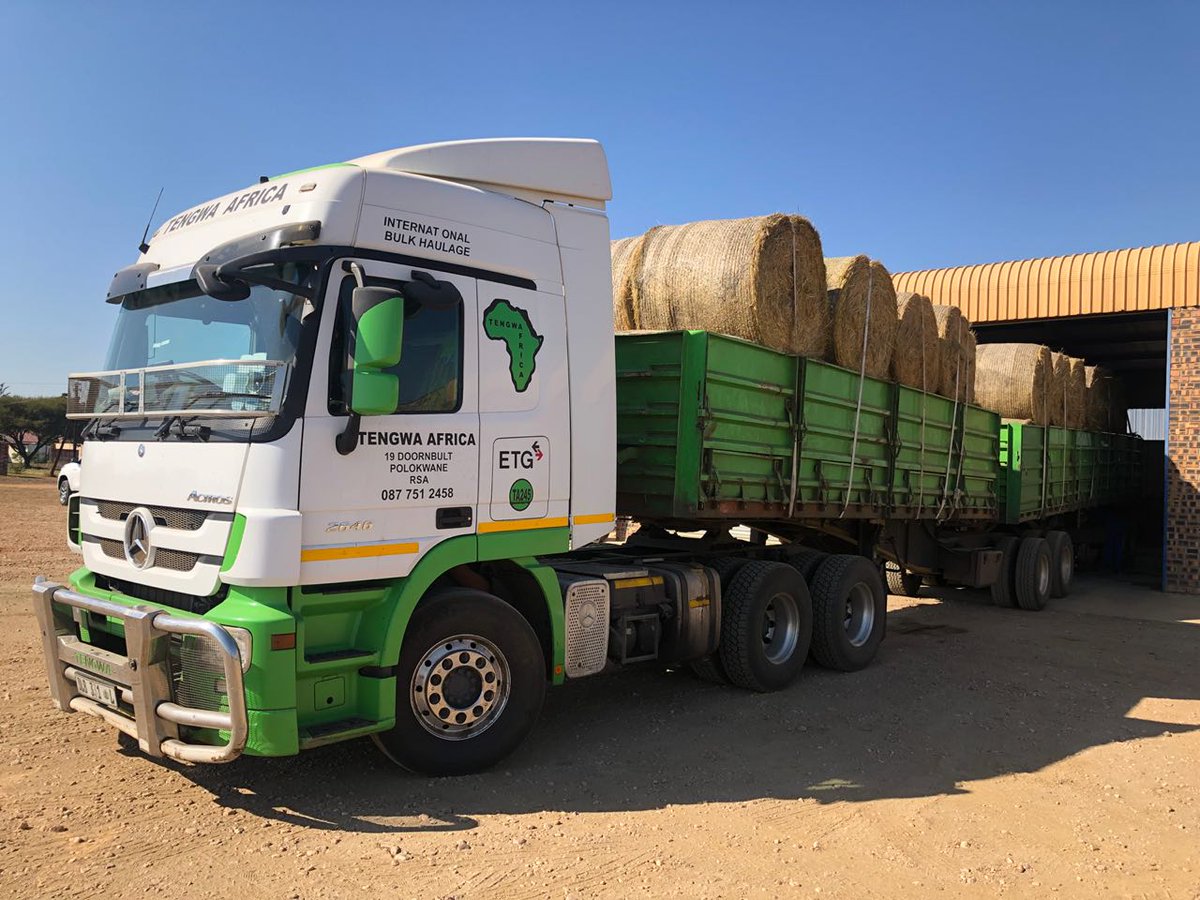 boere_in's tweet photo. #Boereinnood
@MiljoenvirSteve 
@Beeld_Nuus 
@huisgenoot 
Vrag naby Amersfort gelaai dankie Stefan Cornelius van Cornelius Boerdery vir die skenking.Vrag is pad  na noorde van Limpopo vir Renosters.Dankie Herman Collen van Tengwa Africa  wat vervoer geborg het.Dankie Tersia https://t.co/L0yysVxL4S