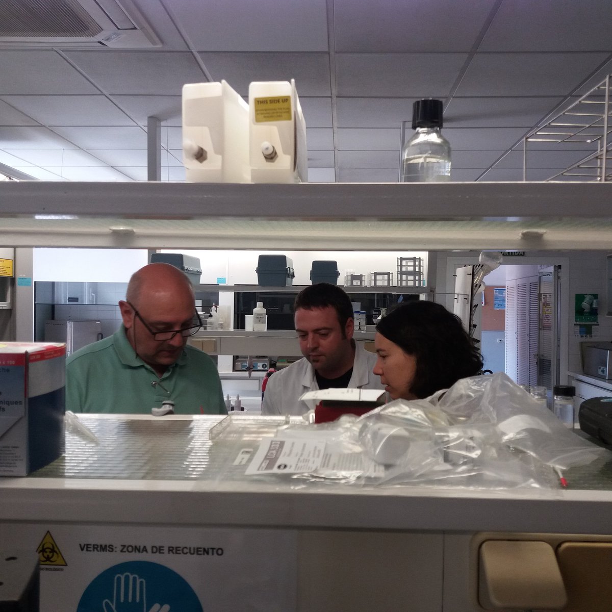 FortAgnes's tweet photo. Avui hem anat a buscar una nova peça per al @MuseuAgbar És una donació interna,del laboratori de la potabilitzadora de Sant Joan Despí  d'@aiguesbcnclient Gràcies @sergiconde!Aviat + informació d'aquest equip mesurador d'amoni i la caixa que l'acompanya, que daten dels anys 60! https://t.co/CZGn8kvwqs