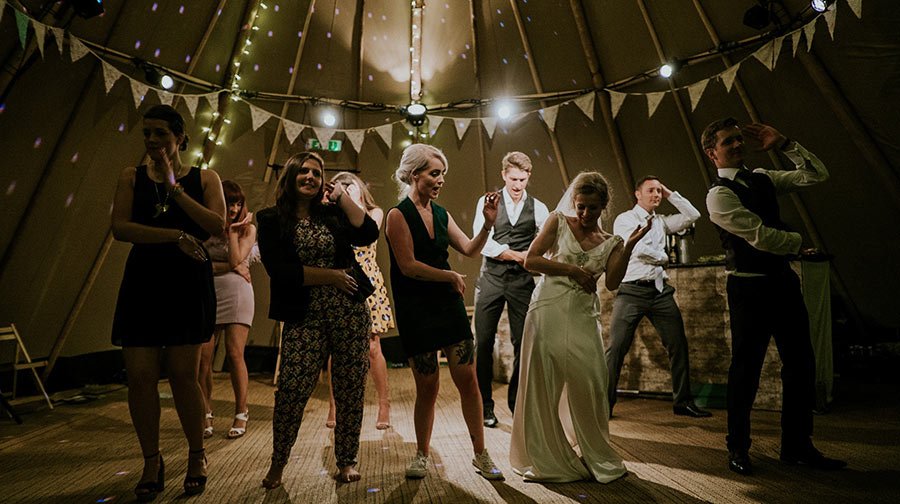 #FelizMiercoles Todos queremos que el día de nuestra boda sea perfecto, ¿verdad? 💍 Aquí te dejamos algunos consejos para que así sea 💡retroversion.es/consejos-para-… #Cadiz #Music