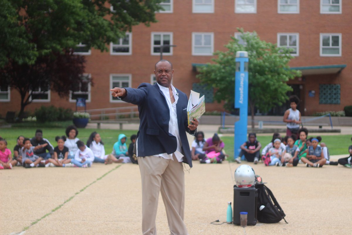 HU_SOE's tweet photo. Started our Wednesday morning off with some #WednesdayWisdom from @CoachMikeLondon at today’s #HUFreedomSchool! ❤️📚 #FreedomSchool #HowardForward #HowardBisons #WednesdayWisdom https://t.co/Ft2XwfWY1w
