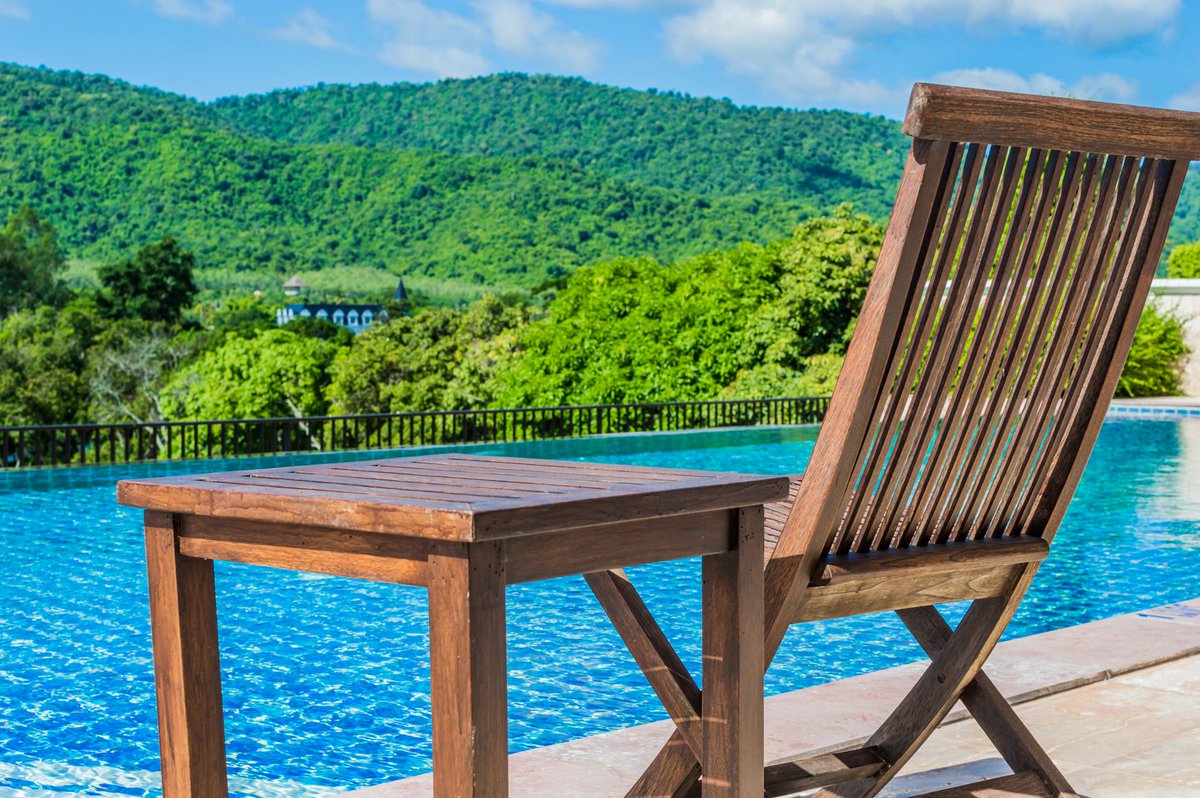 BethFratesMD's tweet photo. Mid-morning, it's good to take a break. Go for a walk. Get outside and breathe in some fresh air. If you can't get outside, stand up, walk around your office and look at photos of nature with lots of greenery in them. This can help reduce stress. #WednesdayWisdom #nature #Health https://t.co/Z3p8LqKdeq