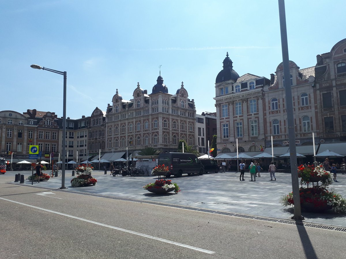 TofsportLeuven's tweet photo. Wat een heerlijk zomerweer in #Leuven, ideaal voor een gezellige avondtocht door de stad op inline skates of skateboard. Place to be: Martelarenplein vanaf 19u. De kleine tour (7km) gaat van start om 19u30, daarna start de grote tour (13km). #rollerparade #sportersbelevenmeer https://t.co/KF9xbmj4Qj