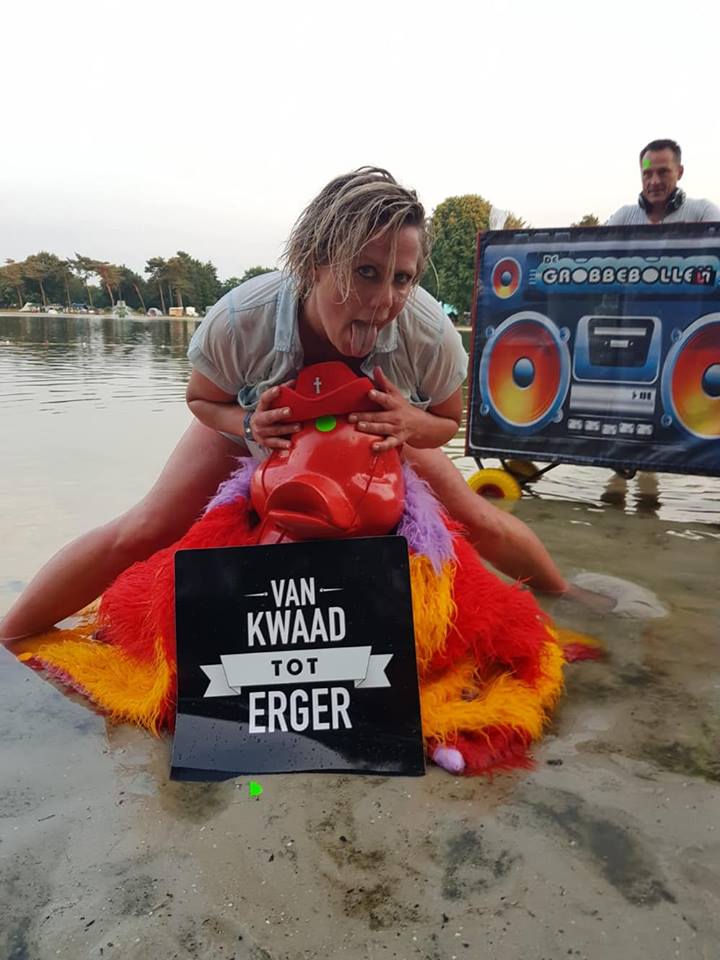 De_Grobbebollen's tweet photo. De Grobbenbollen zijn weer gesignaleerd!
Dit keer op #Mandalafestival in plaats van #Oerol, waar ze de boel weer helemaal op zijn kop zette.
Het werd van kwaad tot erger! https://t.co/ionHfIKe8P