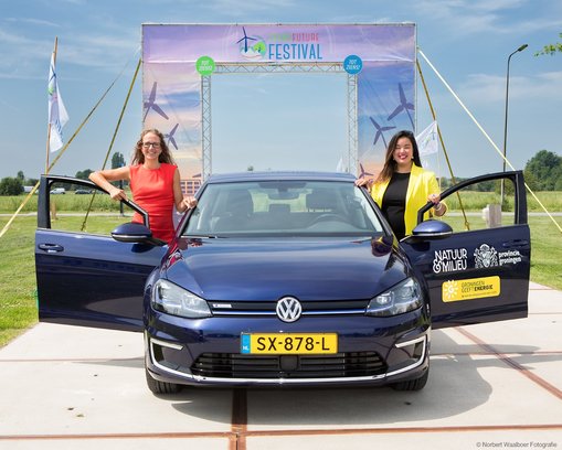 provgroningen's tweet photo. Gedeputeerde @NienkeHoman geeft het startsein van het project #Testrijders van @NatuurenMilieu . Thanh Punt is een van de tien Groningers die een elektrische deelauto gaat testen. https://t.co/cNVzSGUyE1 https://t.co/3oisCG7Q0Z