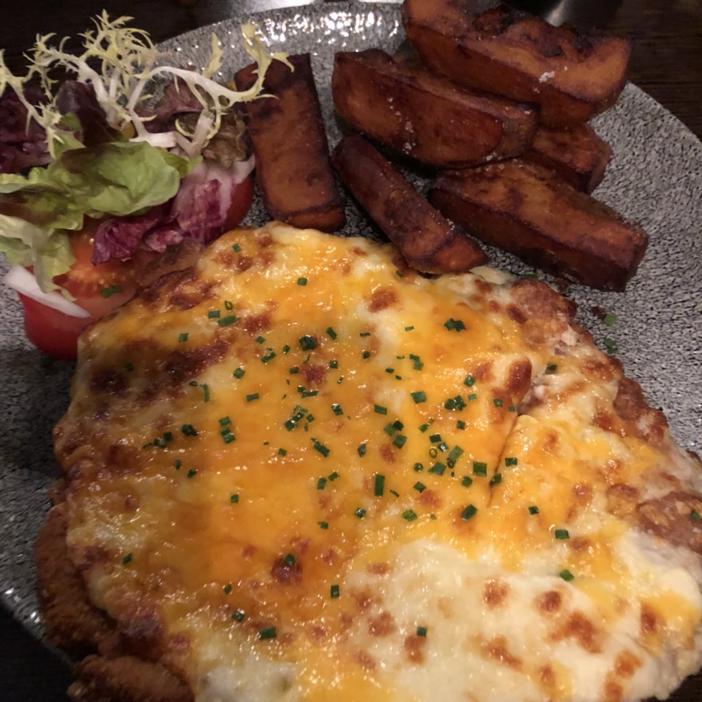 thisismrsread's tweet image. Stables ❤️ #parmo #cheesecake 🙌