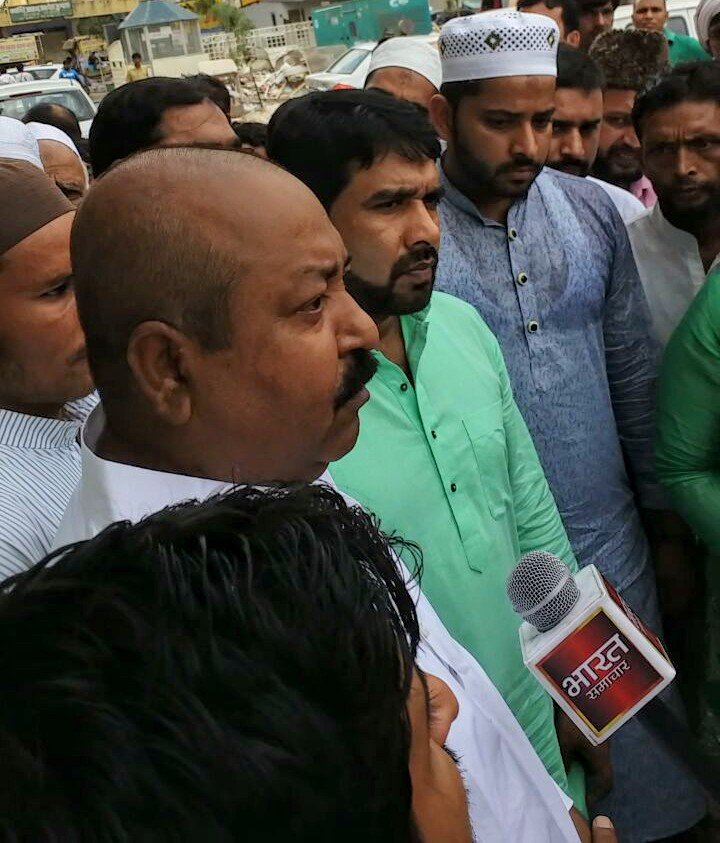 syedasimwaqar's tweet photo. Janab @asadowaisi sahab ke hukum se AIMIM ki janib se Hapur me gau-atankiyo dwara mare Gaye Marhoom #Qasim ke Ghar unki beti ko #1lakh ki madad aur ghayal buzurg #samiuddin sb ko 50,000 rs ki madad dete hue #AIMIM ki team
@yadavakhilesh ji #BSP @INCIndia sab chup Kyu hai ? https://t.co/wVoBV1cKLi