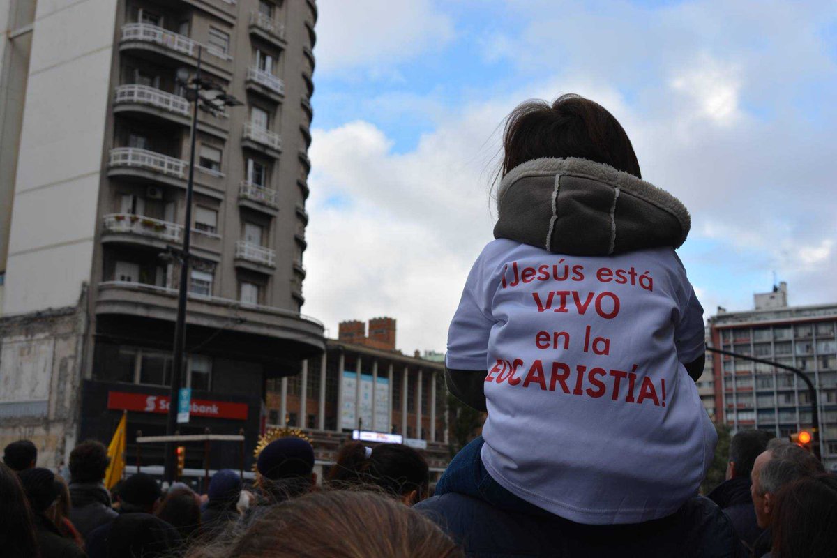 ICM_uy's tweet photo. Miles de personas colmaron la principal avenida de #Montevideo para caminar junto a Jesús en la Eucaristía. En el atrio de la Catedral, el Cardenal @DanielSturla dirigió unas palabras e impartió la Bendición. #Corpus2018 👣🙏 https://t.co/FDPky9ow60