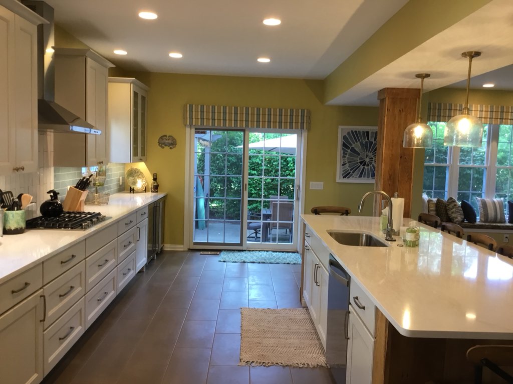 KitchensCoastal's tweet photo. Most recent project completed. An inspiring beachy makeover that allows the family to gather in the kitchen when they’re not outdoors. #CambriaStyle#YorktowneCabinetry https://t.co/lUeKBN9Mrw