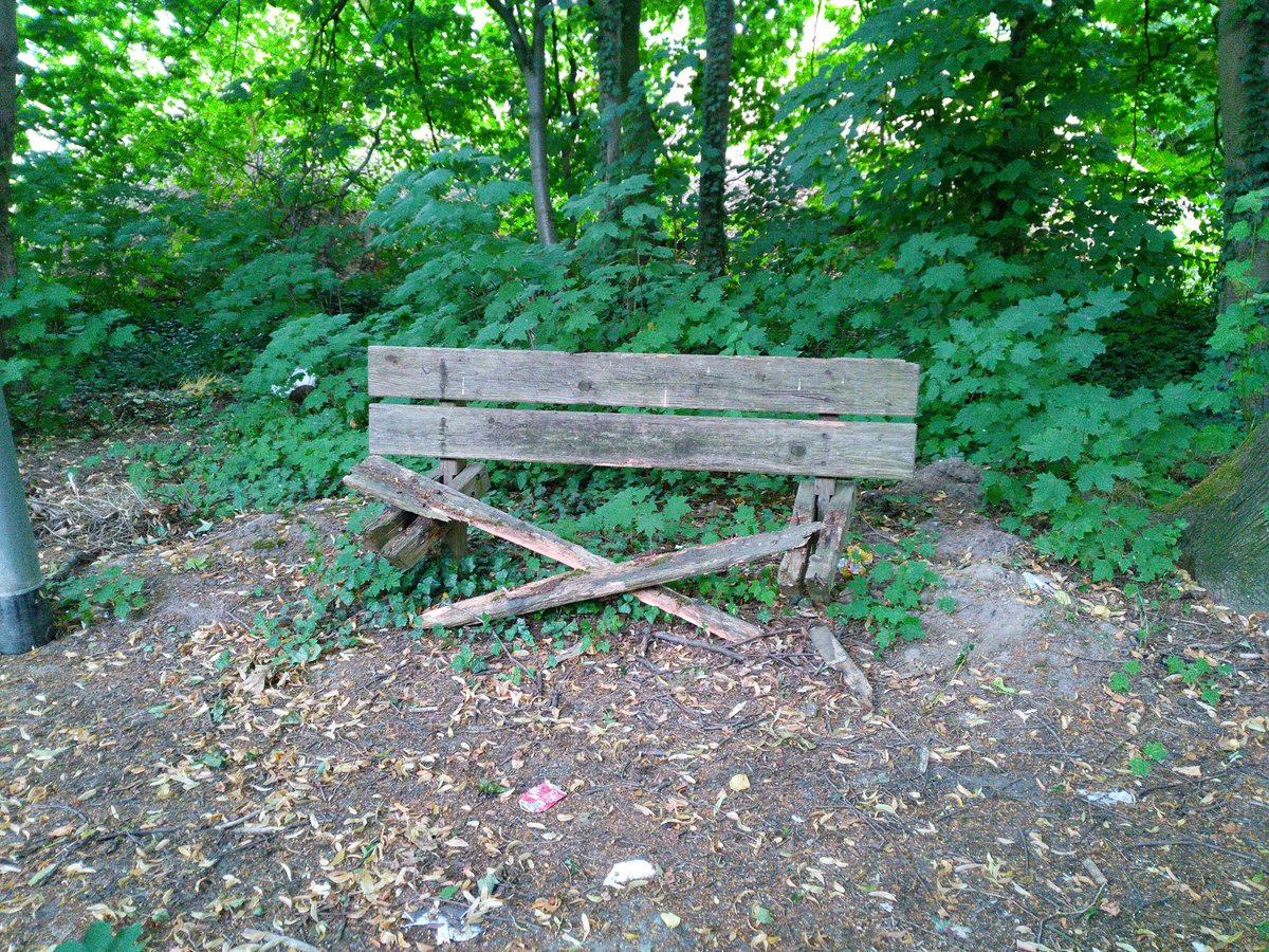veloman_nrw's tweet image. "Auf der Horst" in #Voerde-#Möllen steht diese Holzbank mit gefährlichen herausstehende Schrauben, sollte da nicht Mal was gemacht werden? #Stadtradeln #Radfahren @voerde_de
