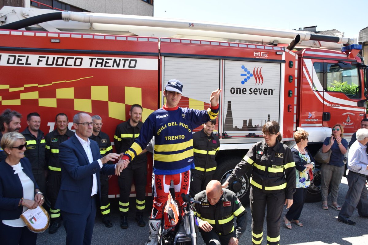 dpcpat1's tweet photo. Consegnata oggi a Michele, campione di gare con moto da #trial, la maglietta con i loghi dei #Vigilidelfuoco #Permanenti di #Trento
#autismo #vvf #protezionecivile #Trentino @ProvinciaTrento https://t.co/uBIdD6CWHo