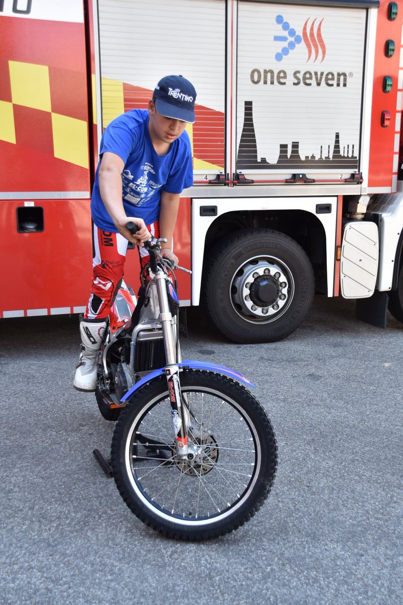 dpcpat1's tweet photo. Consegnata oggi a Michele, campione di gare con moto da #trial, la maglietta con i loghi dei #Vigilidelfuoco #Permanenti di #Trento
#autismo #vvf #protezionecivile #Trentino @ProvinciaTrento https://t.co/uBIdD6CWHo