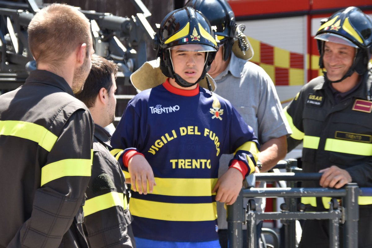dpcpat1's tweet photo. Consegnata oggi a Michele, campione di gare con moto da #trial, la maglietta con i loghi dei #Vigilidelfuoco #Permanenti di #Trento
#autismo #vvf #protezionecivile #Trentino @ProvinciaTrento https://t.co/uBIdD6CWHo