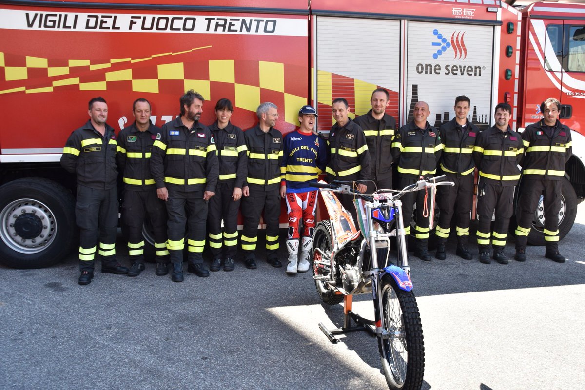 dpcpat1's tweet photo. Consegnata oggi a Michele, campione di gare con moto da #trial, la maglietta con i loghi dei #Vigilidelfuoco #Permanenti di #Trento
#autismo #vvf #protezionecivile #Trentino @ProvinciaTrento https://t.co/uBIdD6CWHo