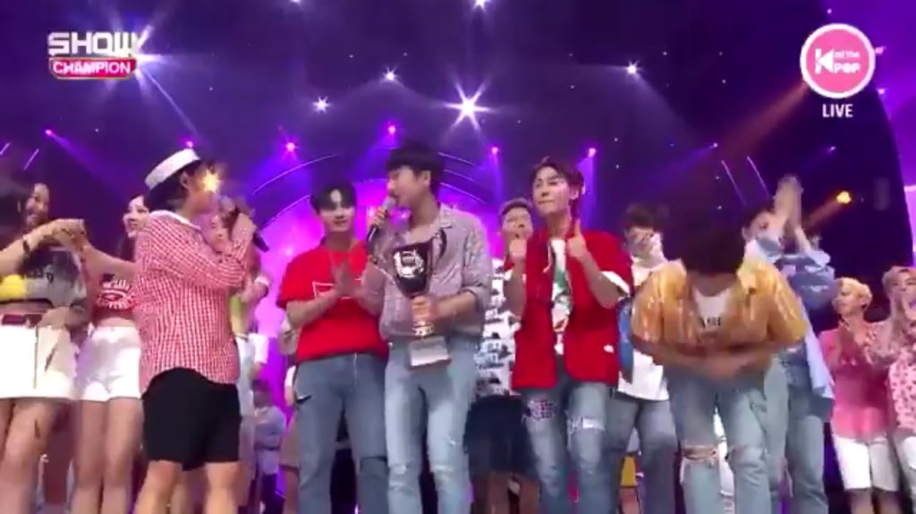 BTOBDailyTH's tweet photo. มาแล้วจ้าาา 🎉 170627 
ฟาดถ้วยหนึ่งสเตป จากรายการ Show Champion 

ดีใจด้วยจ้าาา เพลงดีจริงๆ 💙💙🏆🏆
#너_없인_안_된다 #너_없인_안_된다_1stWin #BTOB #비투비 https://t.co/QQsUGDjxvB