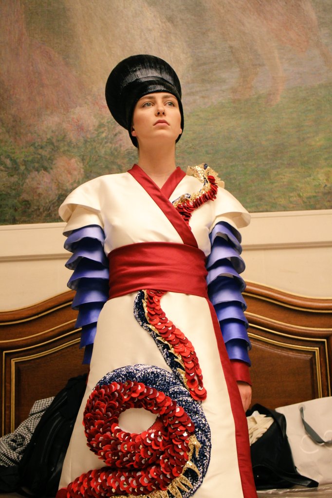 Dans les coulisses, les créateurs et modèles peaufinent les derniers détails avant le premier défilé !  Maquillage, coiffures et dernières retouches, tout doit être parfait ! 
#defilesorbonne 
#fashion #paris