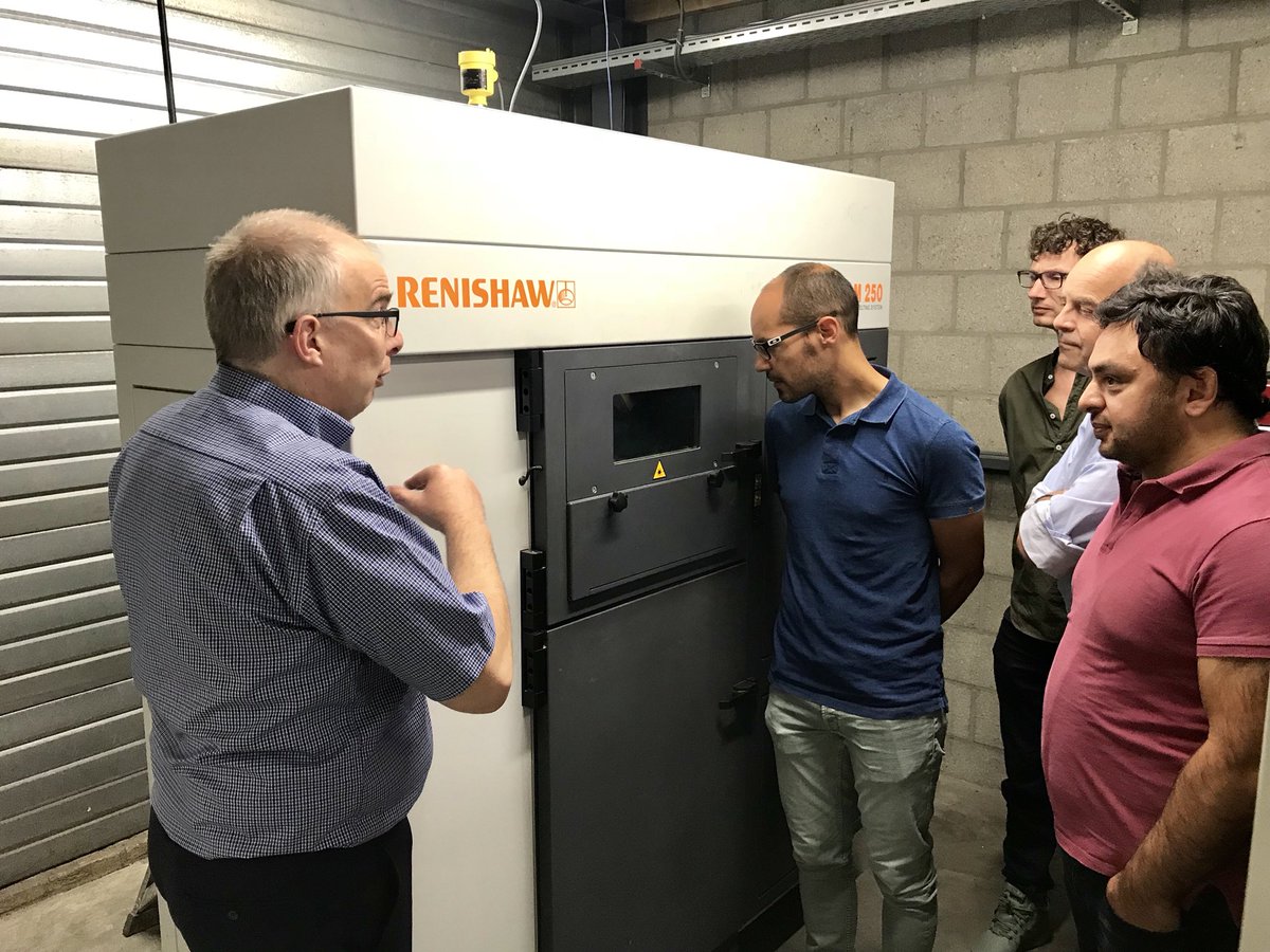 ReneKessen's tweet image. John Spronck van #ESMA enthousiast en realistisch over metaalprinten. Deelnemers aan de #LIOF masterclass “#3Dprinten voor MKB” #Nordson #SemperNovum en #HybridAMSystems luisteren aandachtig.