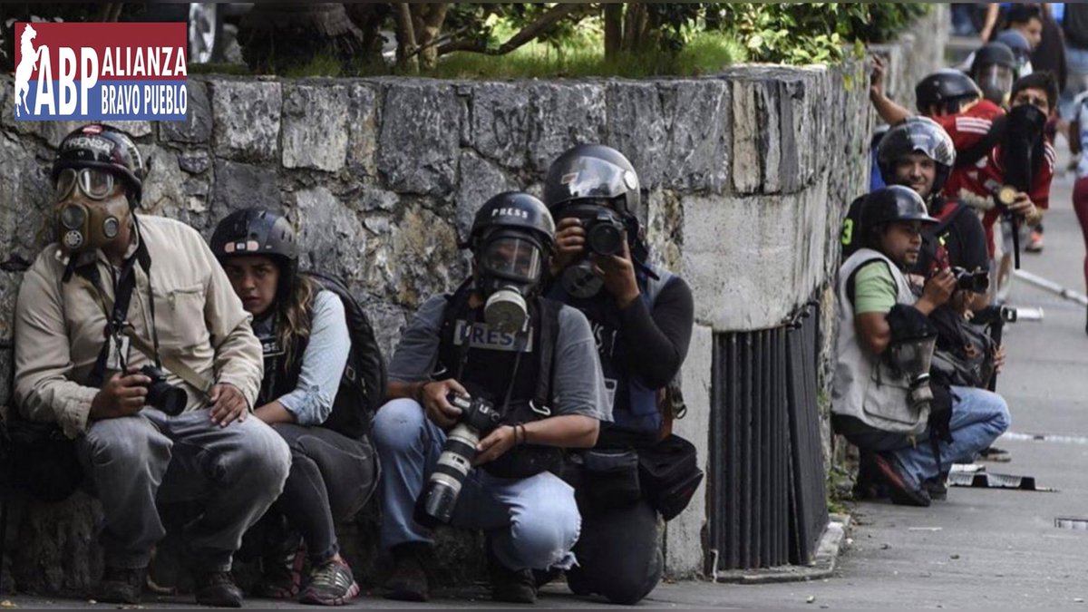 Los periodistas perseguidos despiadadamente por la dictadura venezolana, se resisten a dejar de informar que aquí en Venezuela la patria sufre. A los colegas periodistas desde <a href="/ABPVenezuela/">Alianza Bravo Pueblo</a> los vamos apoyar hasta rescatar la libertad y democracia del país. Feliz #DiaDelPeriodista