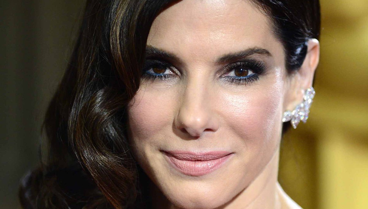 bzberlin's tweet photo. #Hollywood-Star Sandra #Bullock unterstützt die deutsche Nationalmannschaft. #GoGermanyGo #wm2018 #DieMannschaft 

https://t.co/sUbDh0xao7 https://t.co/GuUc19Q8qF