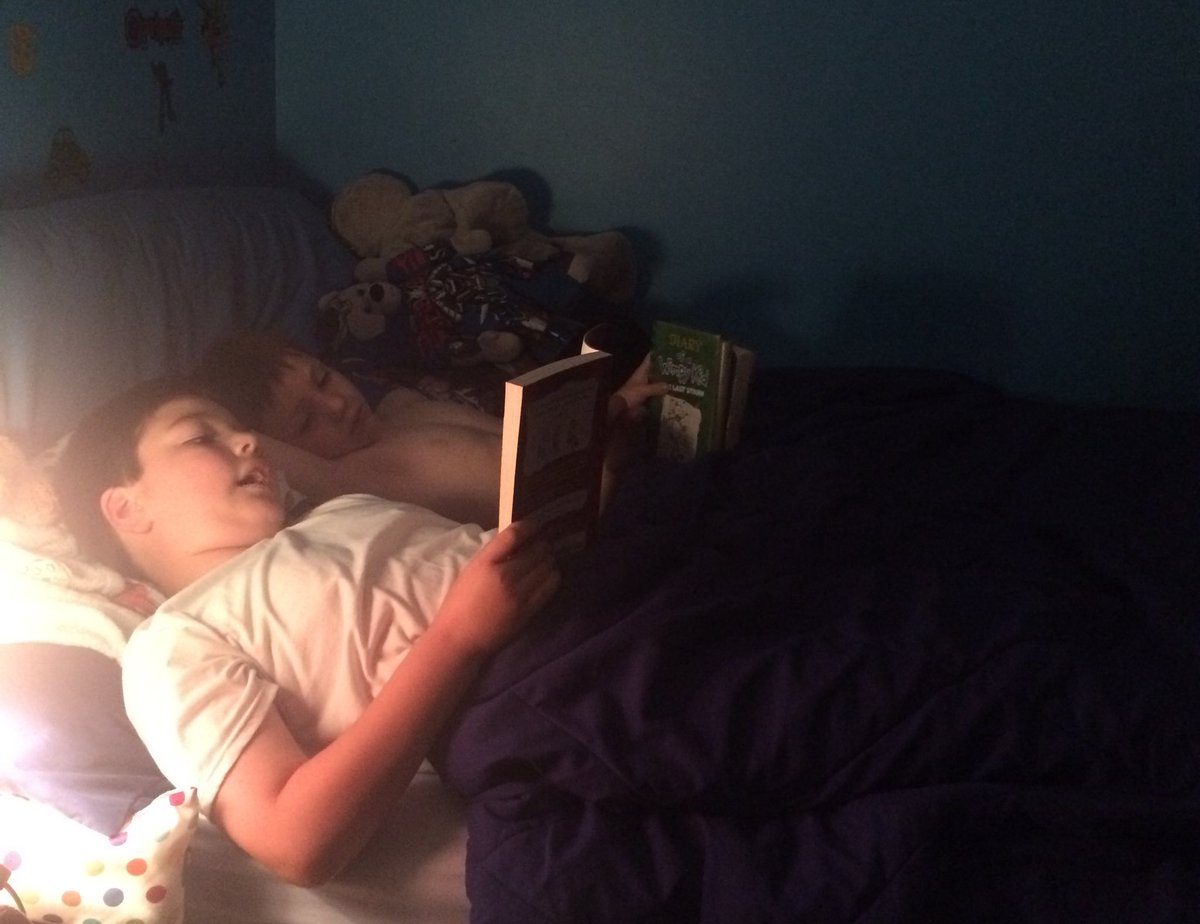 nysun25's tweet photo. @SLCS_Mullins @SLCSpearson Reading his new books to his little brother ❤️📚#pearsonreadingchallenge https://t.co/0TIjmM7ORM