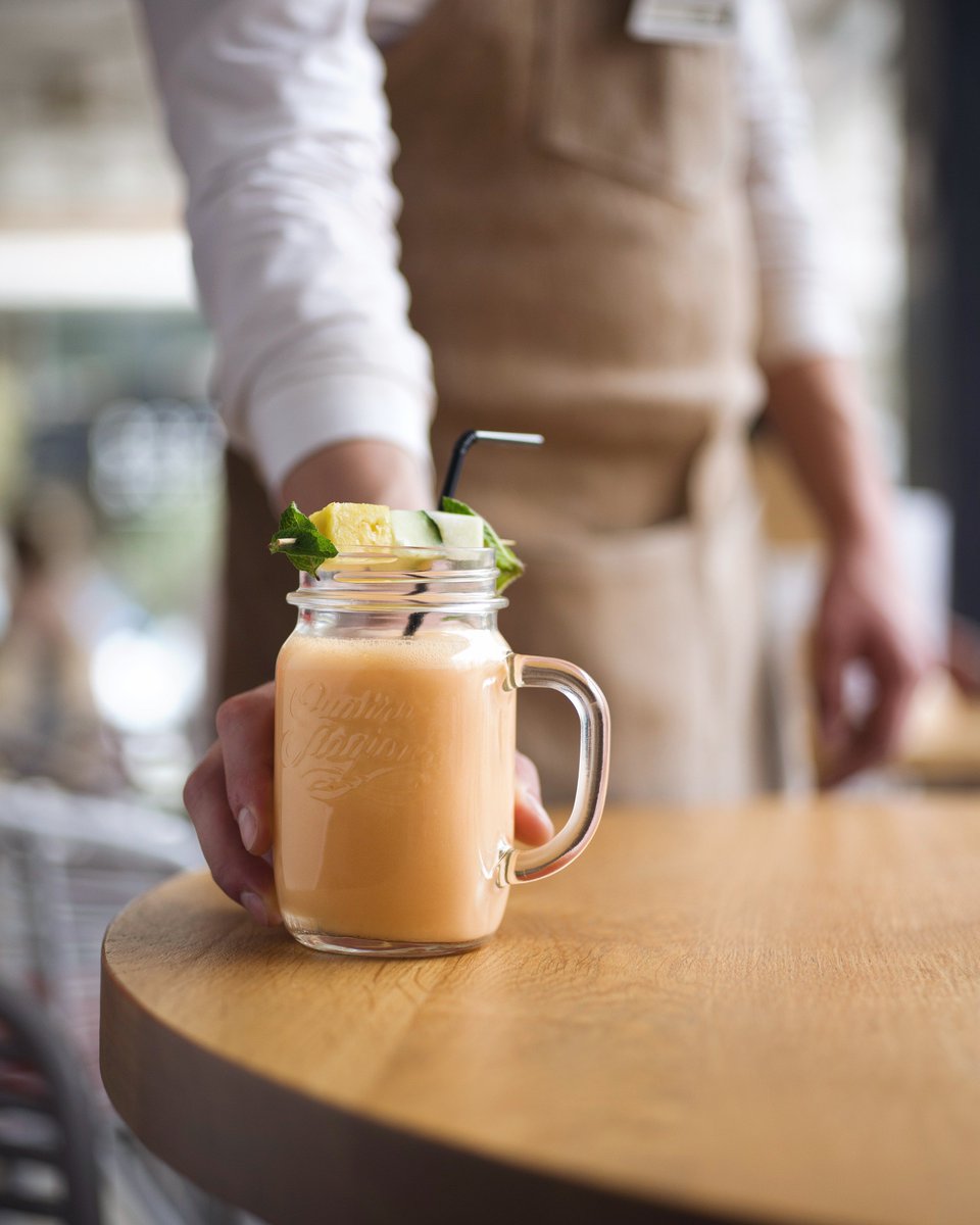 Con este calor, lo que más apetece es uno de nuestros smoothies naturales. 👐 ¡Las vitaminas más refrescantes! 🍅🍍🍒🍊🍏🍓🍎 #crustó