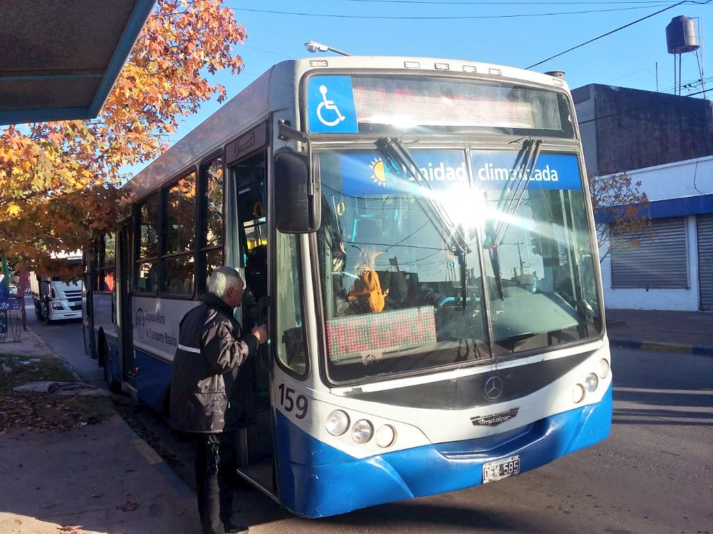 MAlvaradoMR's tweet photo. #ControlTUP en el marco del #OperativoIntegral, en el @CMDNoroeste >> Junín y Camilo Aldao Bis. Controlamos las líneas: 🚌 101 Roja, 112 Roja y Negra 🚌. #EstamosCerca! https://t.co/cYGWeJHyEV
