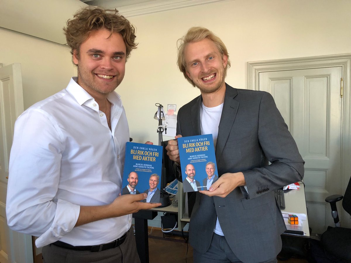 j_olavi's tweet photo. Vad passar väl bättre som sommarpresent till mina unga adepter på ⁦@AlfredBergSE⁩ och drivkrafter av den smarta spartjänsten SparAktiv än ⁦@Kavastu⁩ och ⁦@MarcusHernhag⁩ s nya bok! https://t.co/Giv02iZyIX