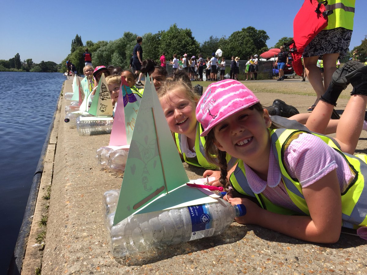 Locals gathering to watch the Guinness World Record attempt <a href="/plasticBBC/">Plastic Education</a> at @Danson_WSC 

<a href="/BexleyTimes/">Bexley Times</a> <a href="/LBofBexley/">London Borough of Bexley</a>